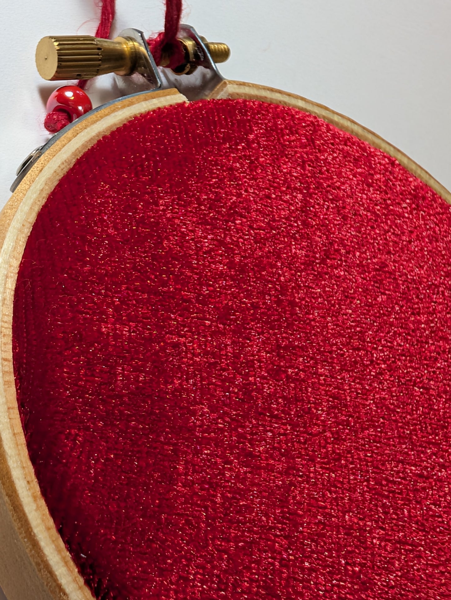 Broderie Couronne - Rouge avec guirlande 🇫🇷