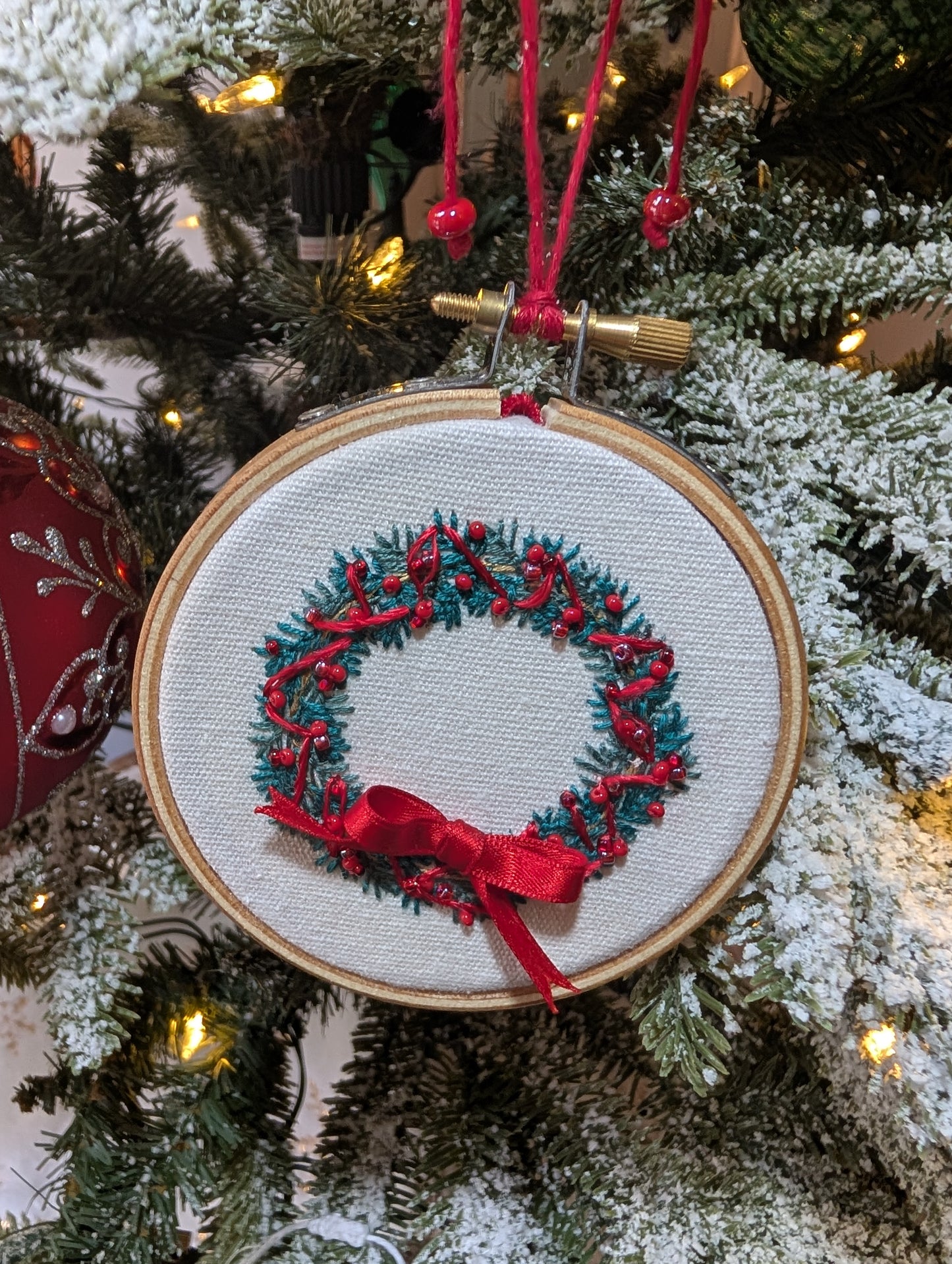 Broderie Couronne - Rouge avec guirlande 🇫🇷