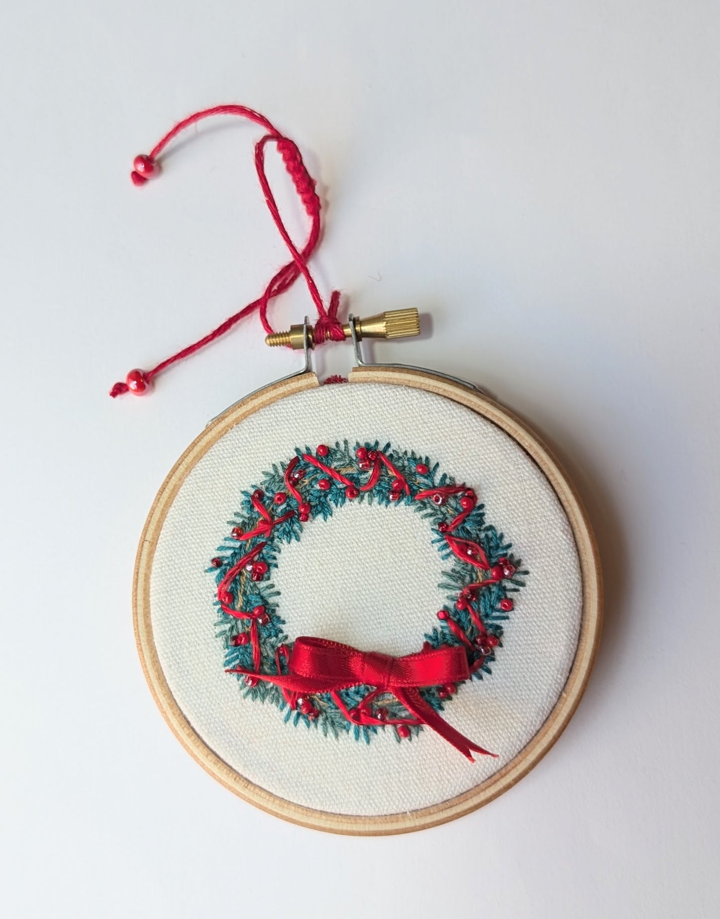 Broderie Couronne - Rouge avec guirlande 🇫🇷