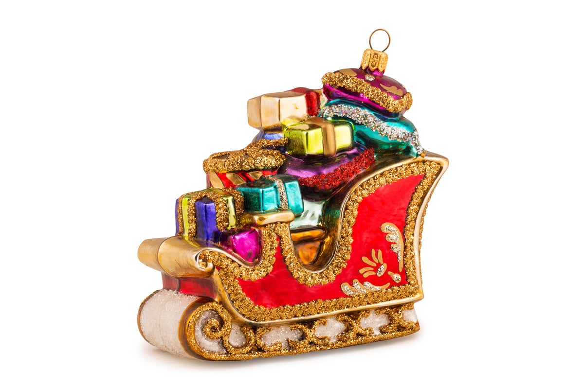 Suspension en forme de traineau du père Noël rouge et doré, garni de paquets cadeaux multicolores. 