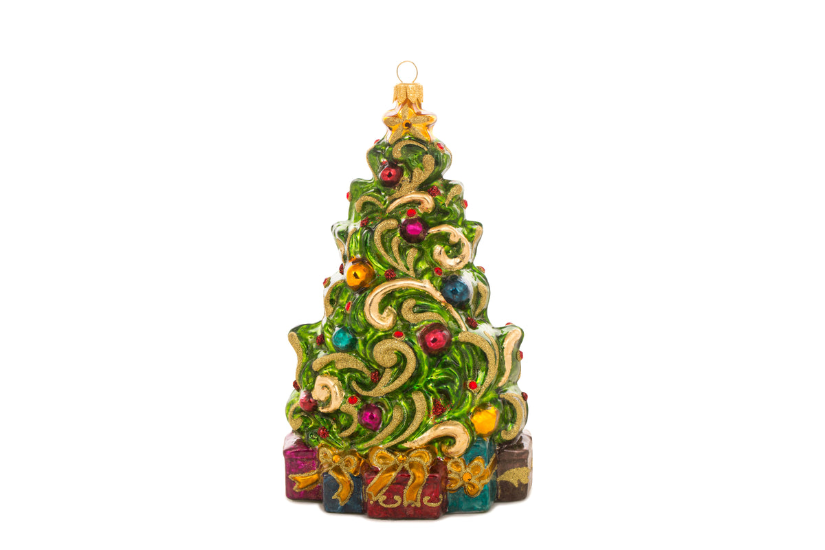Suspension de Noël représentant un sapin de Noël décoré de guirlandes dorée en or 24 carats et de boules de Noël rouges, bleues, or et violettes et d'une étoile dorée au sommet. Des cadeaux bleus, violets et rouges, terminés par un nœud doré sont au pied du sapin. 