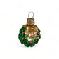 Suspension en verre soufflé, chromée et peinte à la main en forme de couronne de Noël verte décorée de boules de Noël rouges, de points de paillettes dorés et sertie d'un nœud doré.
