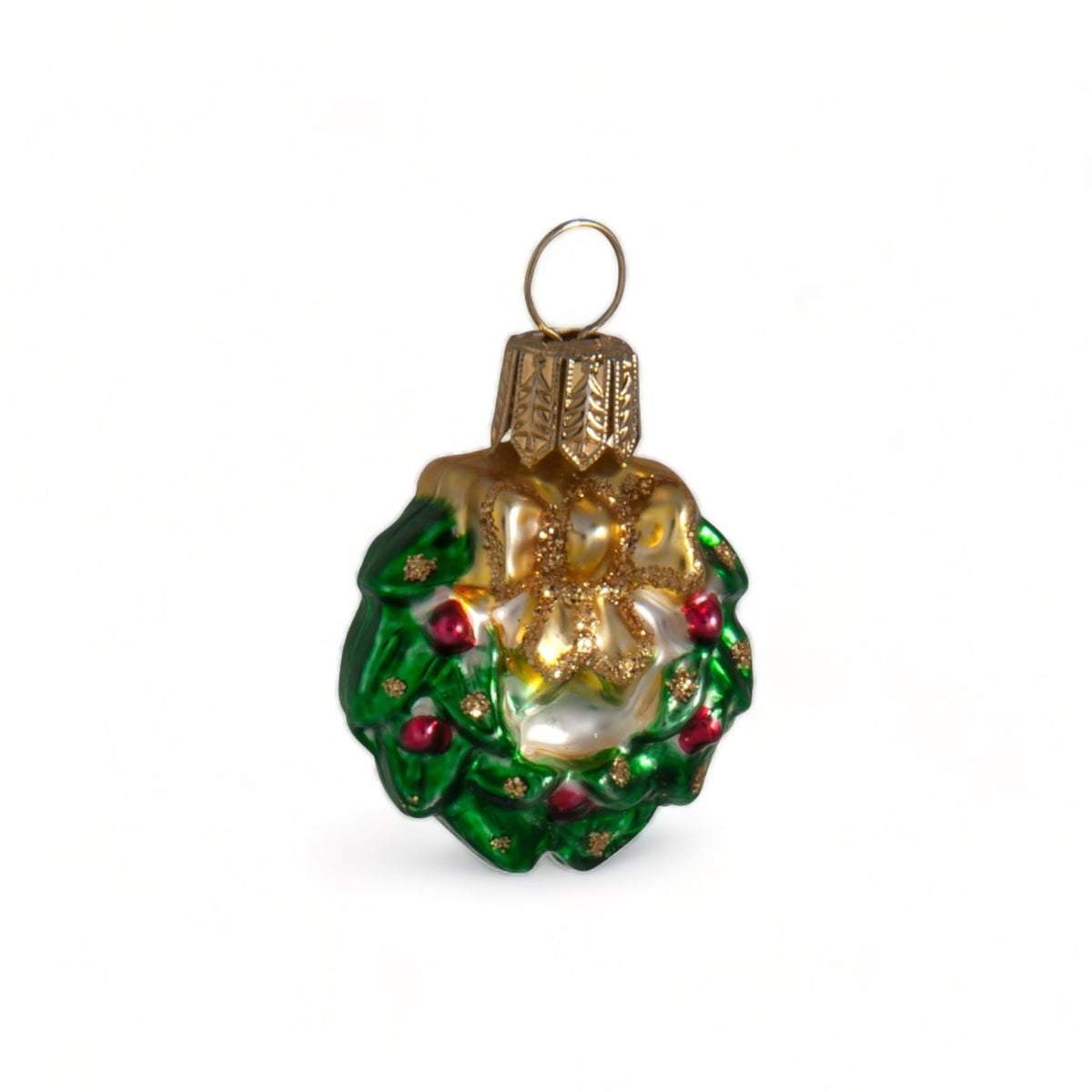 Suspension en verre soufflé, chromée et peinte à la main en forme de couronne de Noël verte décorée de boules de Noël rouges, de points de paillettes dorés et sertie d'un nœud doré.
