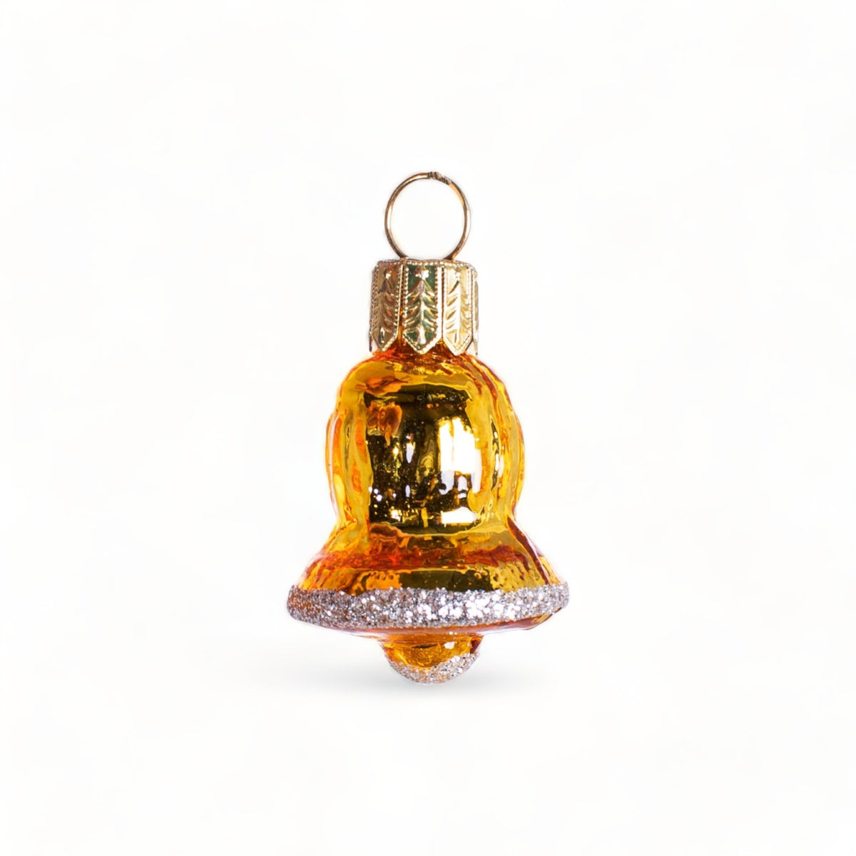 Suspension en verre soufflé, chromée, peinte et pailletée à la main en forme de cloche dorée, le bord est orné de paillettes argentées.
