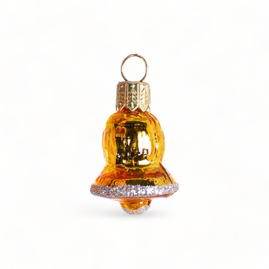 Suspension en verre soufflé, chromée, peinte et pailletée à la main en forme de cloche dorée, le bord est orné de paillettes argentées.

