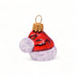 Suspension en verre soufflé, chromée et peinte à la main en forme de bonnet du Père Noël rouge vif, la fourrure est représentée par des paillettes blanches. 