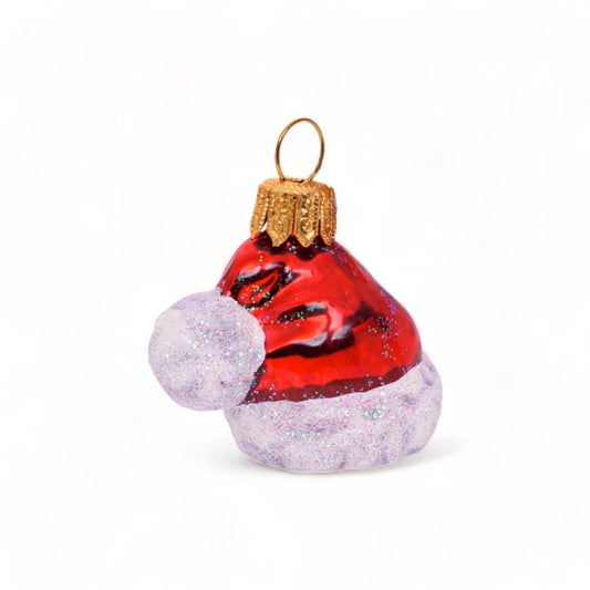Suspension en verre soufflé, chromée et peinte à la main en forme de bonnet du Père Noël rouge vif, la fourrure est représentée par des paillettes blanches. 