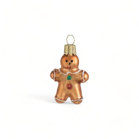 Suspension de Noël en verre soufflé, chromée et peinte à la main en forme de bonhomme en pain d'épices avec ses deux boutons de vêtement, un rouge et un vert, en paillettes. Des liserés blancs pailletés représentent ses manches, col et pieds de pantalon.