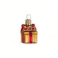 Suspension de Noël en verre soufflé, chromée et peinte à la main en forme de paquet cadeau doré avec un ruban rouge aux liserés dorés pailletés qui se termine par un nœud sur le dessus du cadeau.