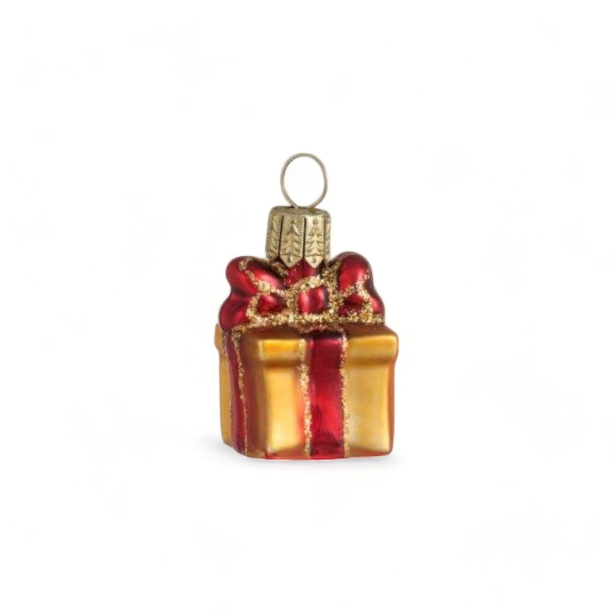Suspension de Noël en verre soufflé, chromée et peinte à la main en forme de paquet cadeau doré avec un ruban rouge aux liserés dorés pailletés qui se termine par un nœud sur le dessus du cadeau.