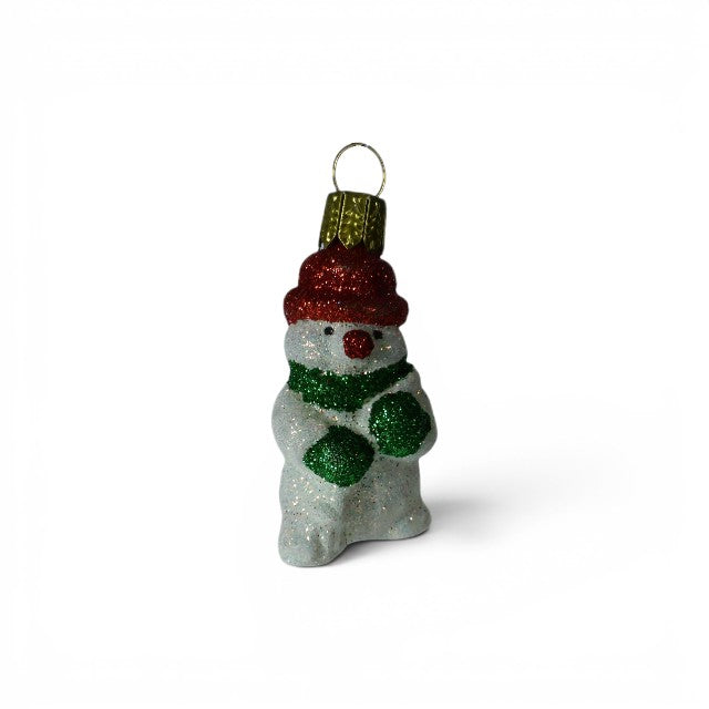 Suspension de Noël en verre soufflé puis pailleté en forme de bonhomme de neige avec un bonnet et nez rouges et une écharpe et des gants verts. 