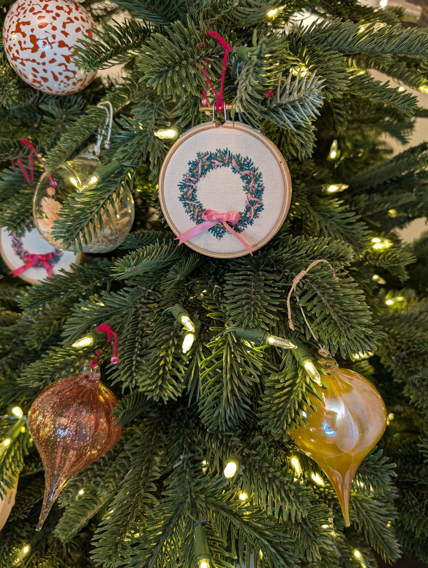Broderie Couronne - Rose avec guirlande 🇫🇷