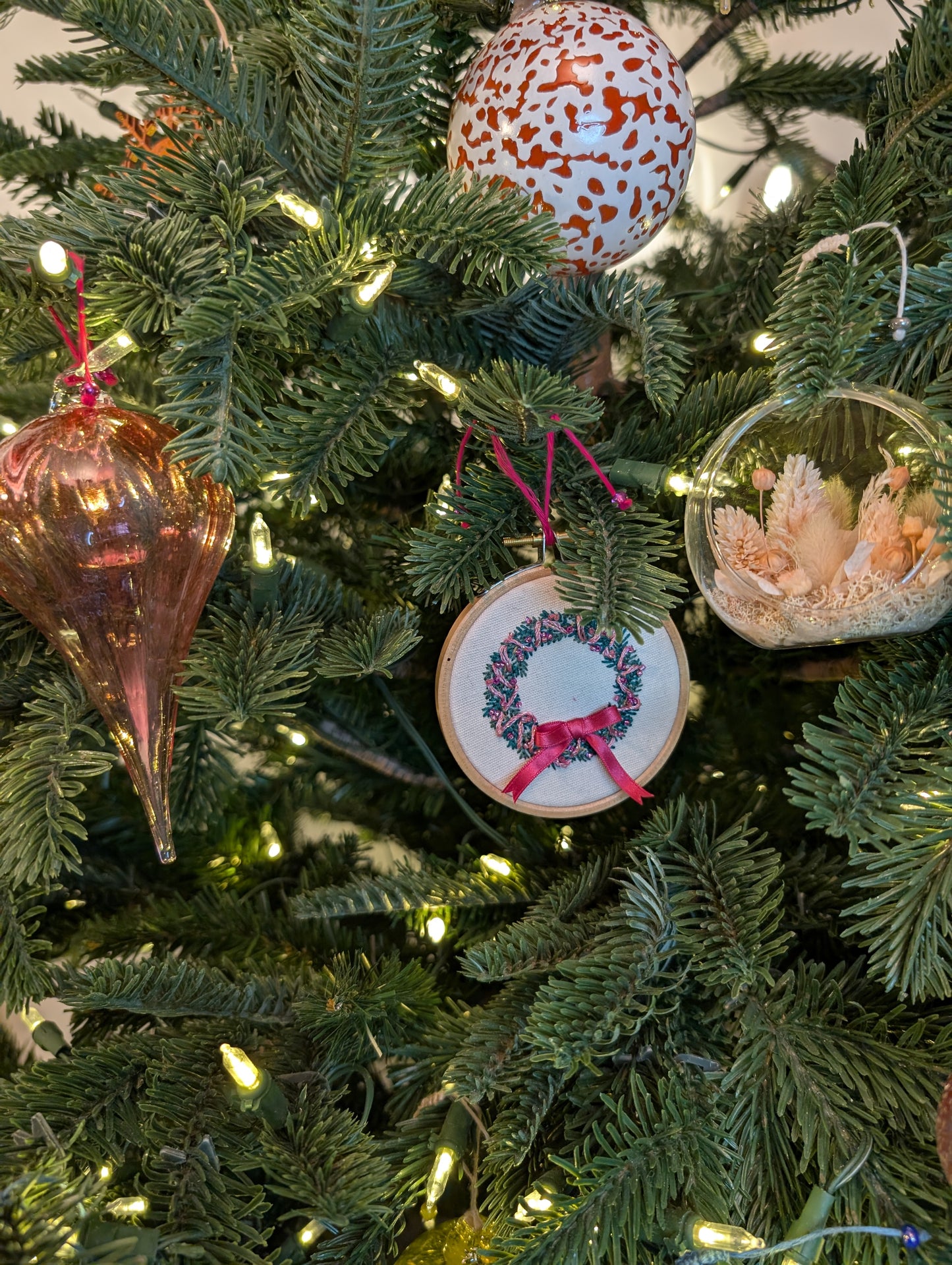 Broderie Couronne - Rose fuschia avec guirlande 🇫🇷