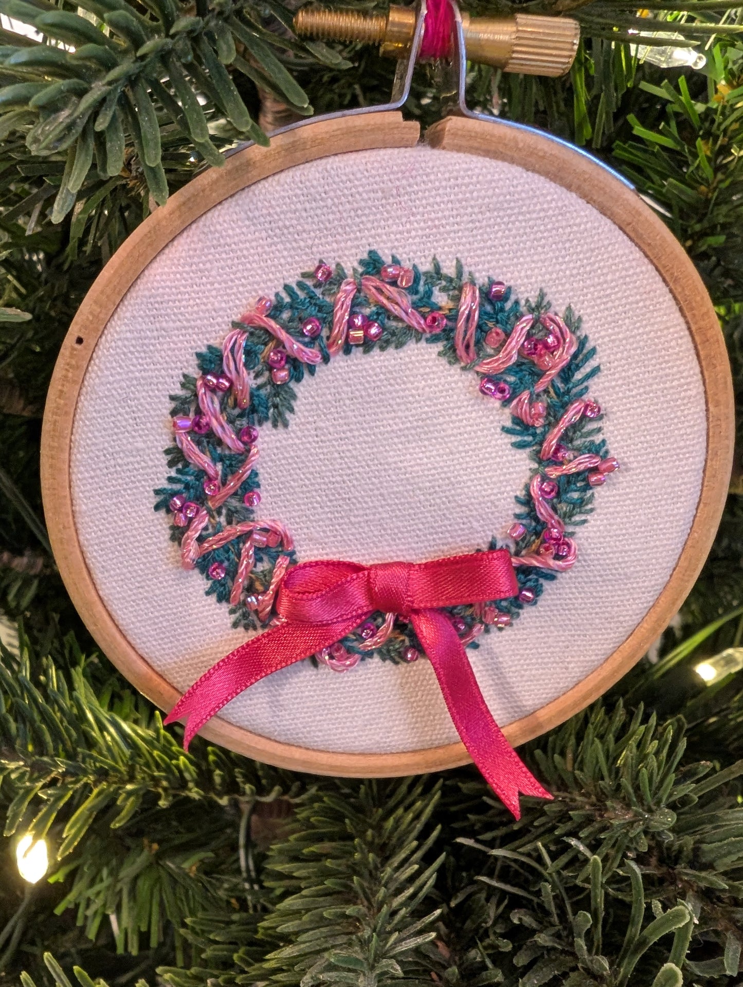 Broderie Couronne - Rose fuschia avec guirlande 🇫🇷