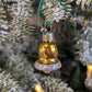 Suspension en verre soufflé, chromée, peinte et pailletée à la main en forme de cloche dorée, le bord est orné de paillettes argentées.