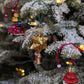 Suspensions en verre soufflé, chromées et peintes à la main en forme d'étoile à six branches dorée, de voiture rouge avec des paquets cadeaux sur le toit, d'un bonhomme de neige avec un bonnet rouge, une écharpe et des gants verts.