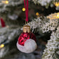 Suspension en verre soufflé, chromée et peinte à la main en forme de bonnet du Père Noël rouge vif, la fourrure est représentée par des paillettes blanches. 