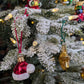 Suspensions en verre soufflé, chromées et peintes à la main en forme de bonnet du Père Noël rouge vif, d'étoile dorée, de Père Noël.