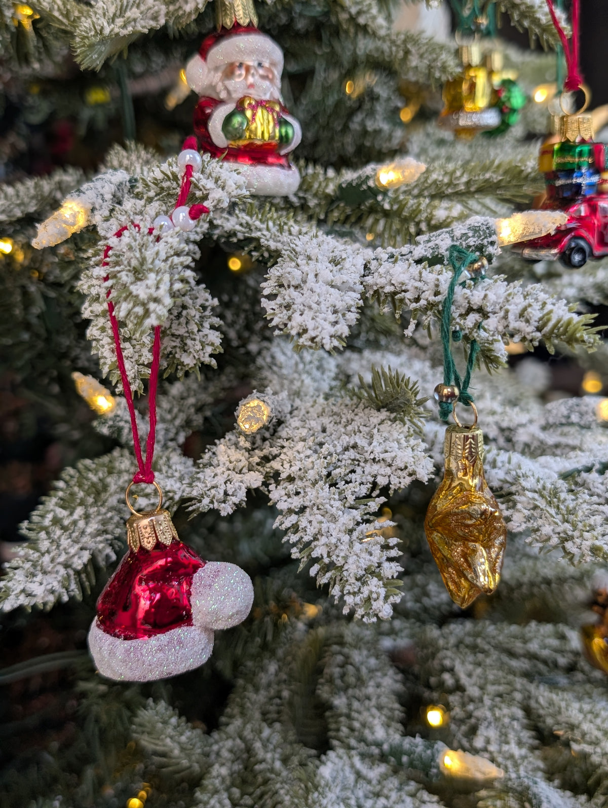 Suspensions en verre soufflé, chromées et peintes à la main en forme de bonnet du Père Noël rouge vif, d'étoile dorée, de Père Noël.
