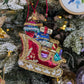Suspension en forme de traineau du père Noël rouge et doré, garni de paquets cadeaux multicolores. 