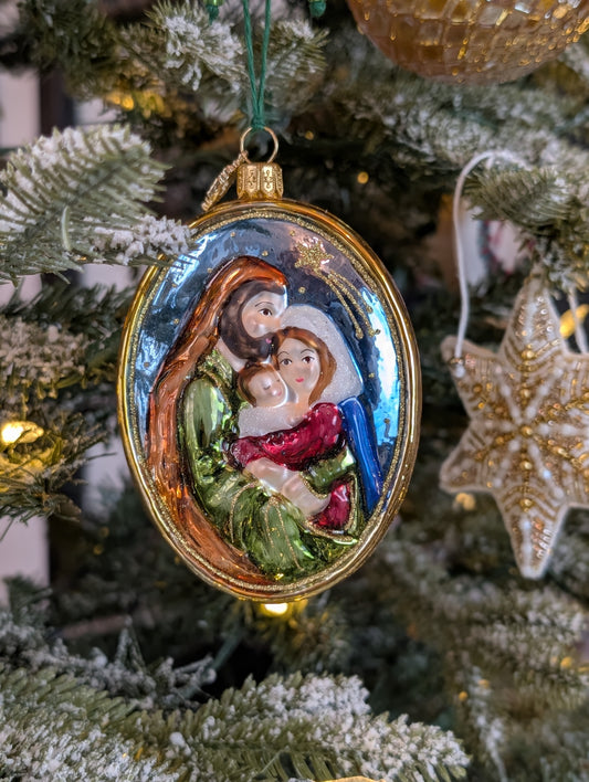 Suspension de Noël de forme ovale représentant un médaillon de la sainte famille : Marie, Joseph et Jésus enfant. 