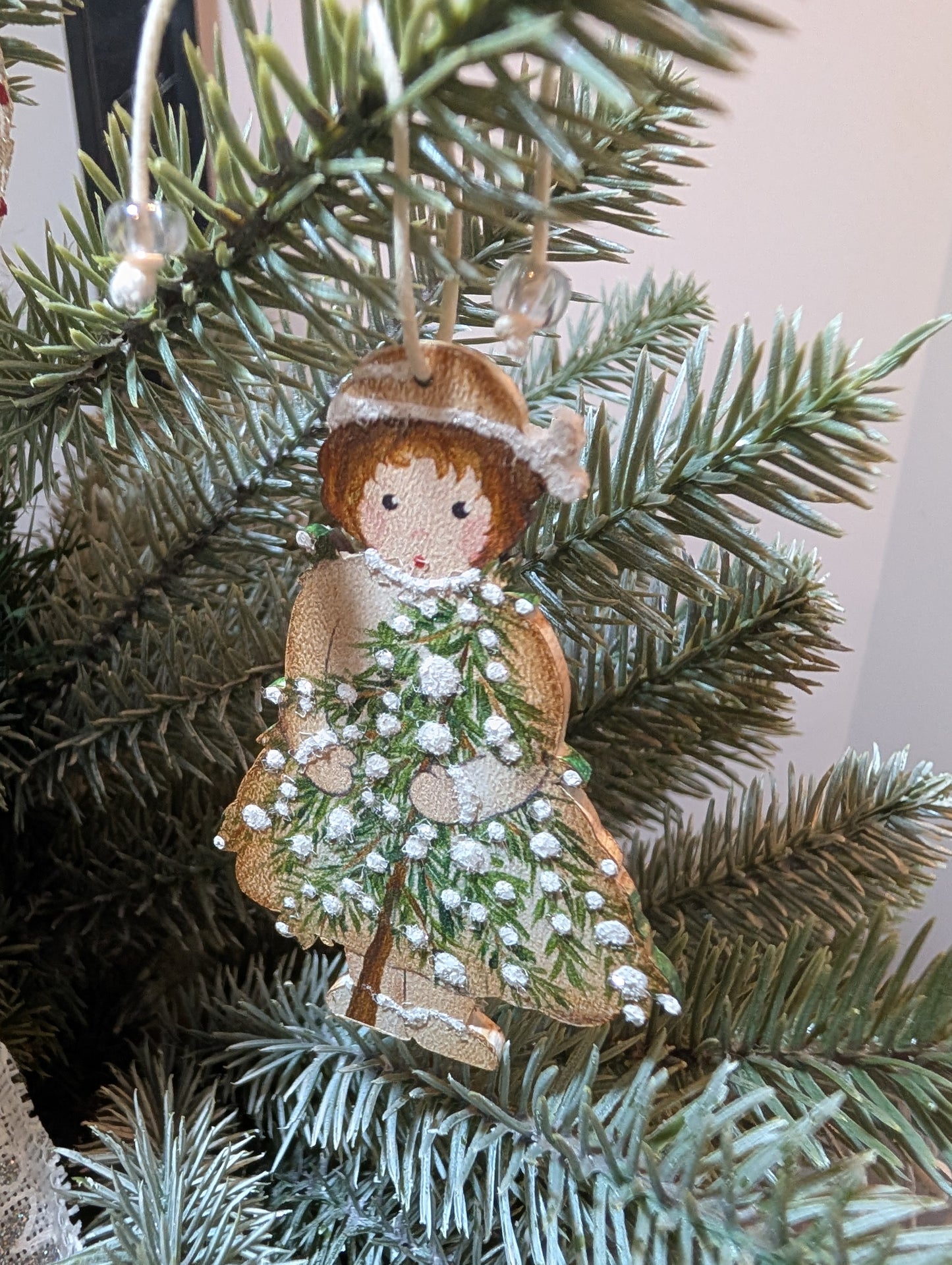 Petite fille et son sapin enneigé🇩🇪