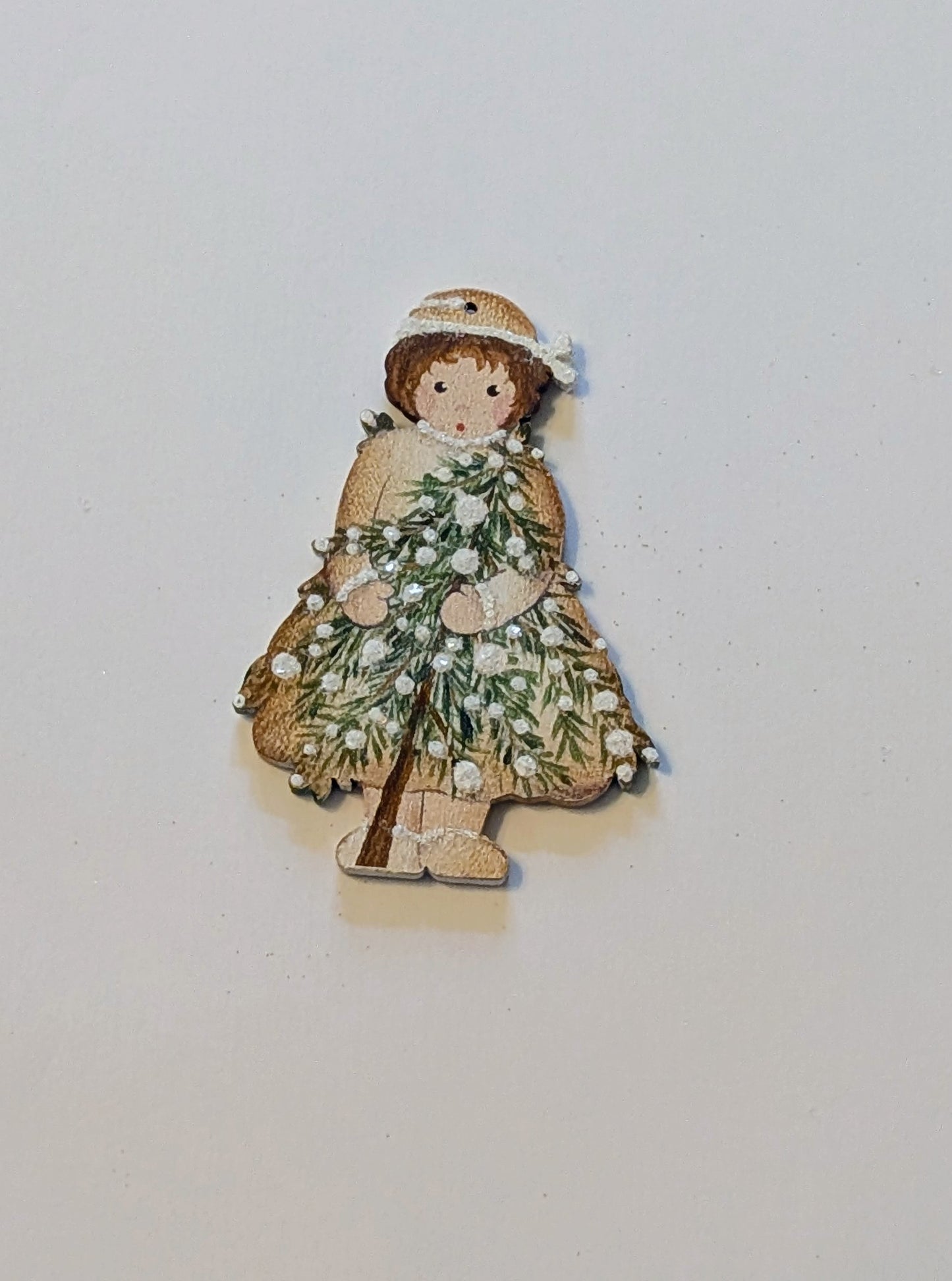 Petite fille et son sapin enneigé🇩🇪