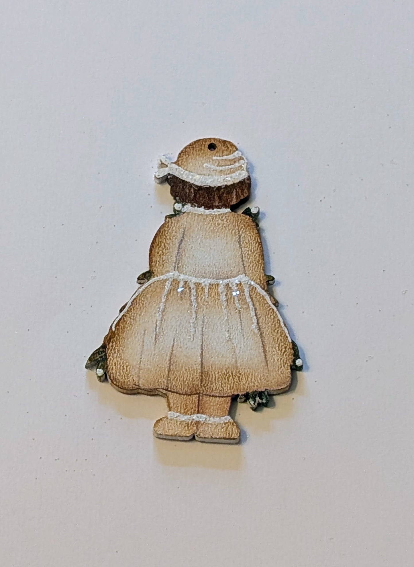 Petite fille et son sapin enneigé🇩🇪