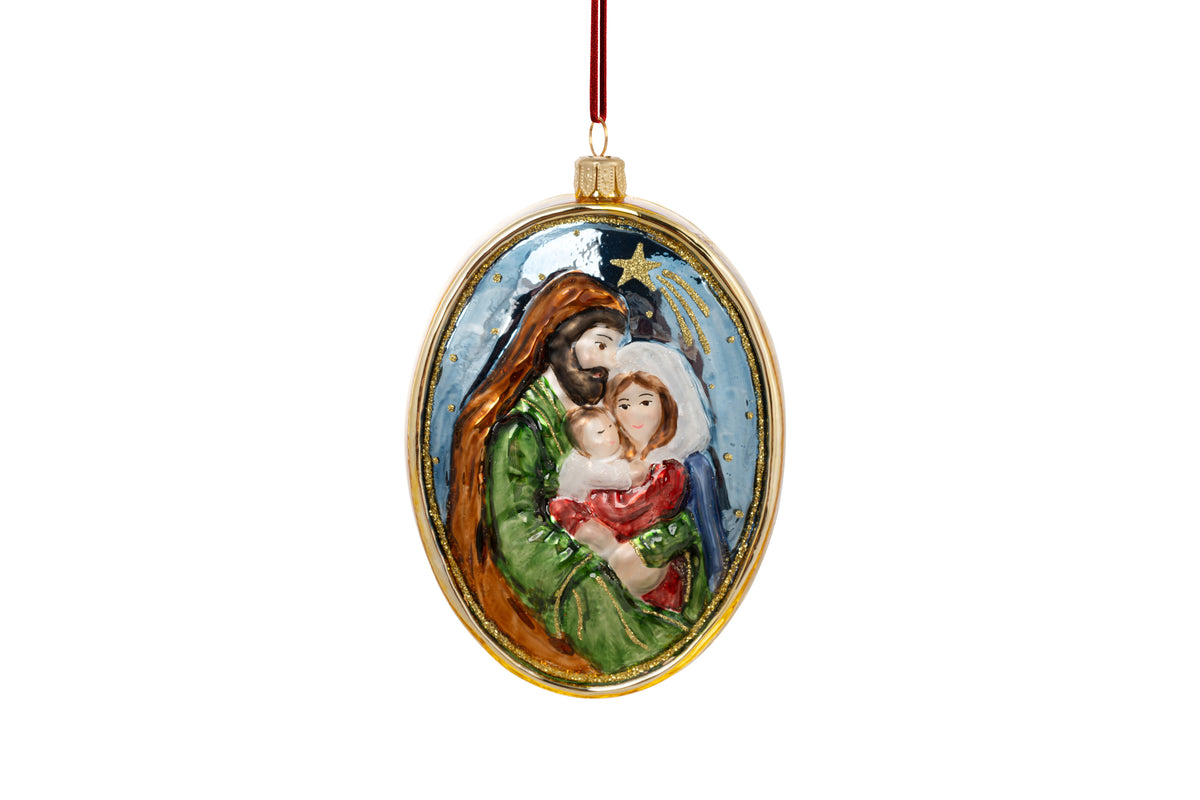 Suspension de Noël de forme ovale représentant un médaillon de la sainte famille : Marie, Joseph et Jésus enfant. 