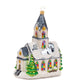 Suspension en forme d'église blanche, avec des vitraux colorés vert, jaune, bleu, violet et rouge et des rosaces dorées.  le toit bleu gris est enneigé et l'église est entourée de sapin verts