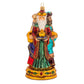Suspension en forme des trois rois mages apportant leurs cadeaux. ils sont habillés de riches couleurs et chapeaux et sont posés sur un socle doré décoré de houx et baies rouges. Vue sur Melchior de face apportant l'or et Gaspard de profil apportant l'encens et Balthazar de profil offrant la myrrhe.