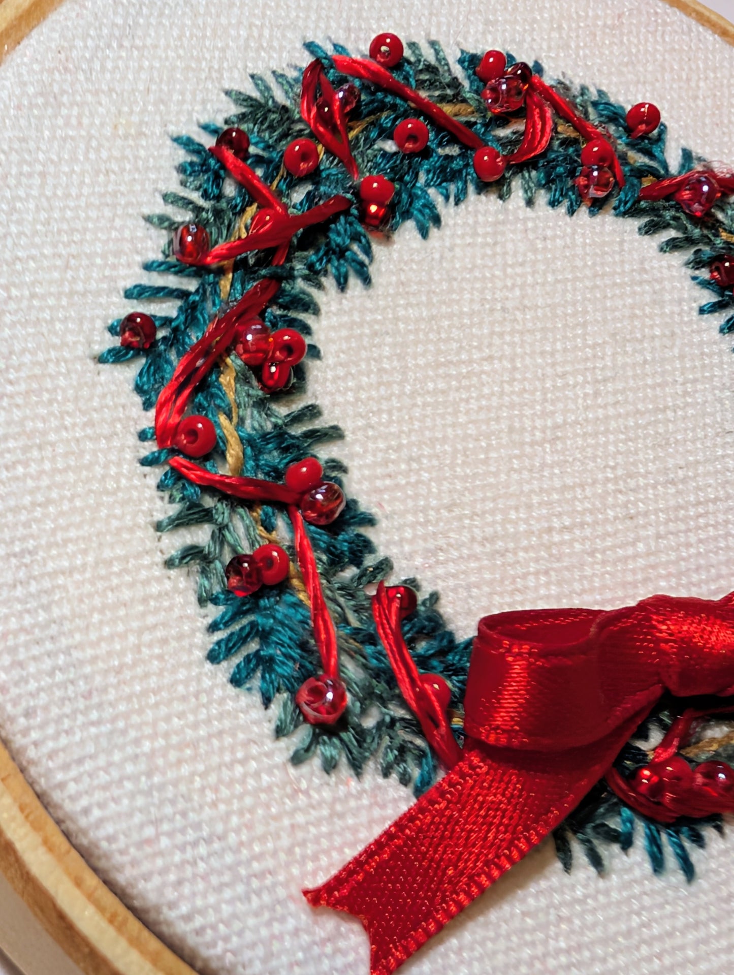 Broderie Couronne - Rouge avec guirlande 🇫🇷