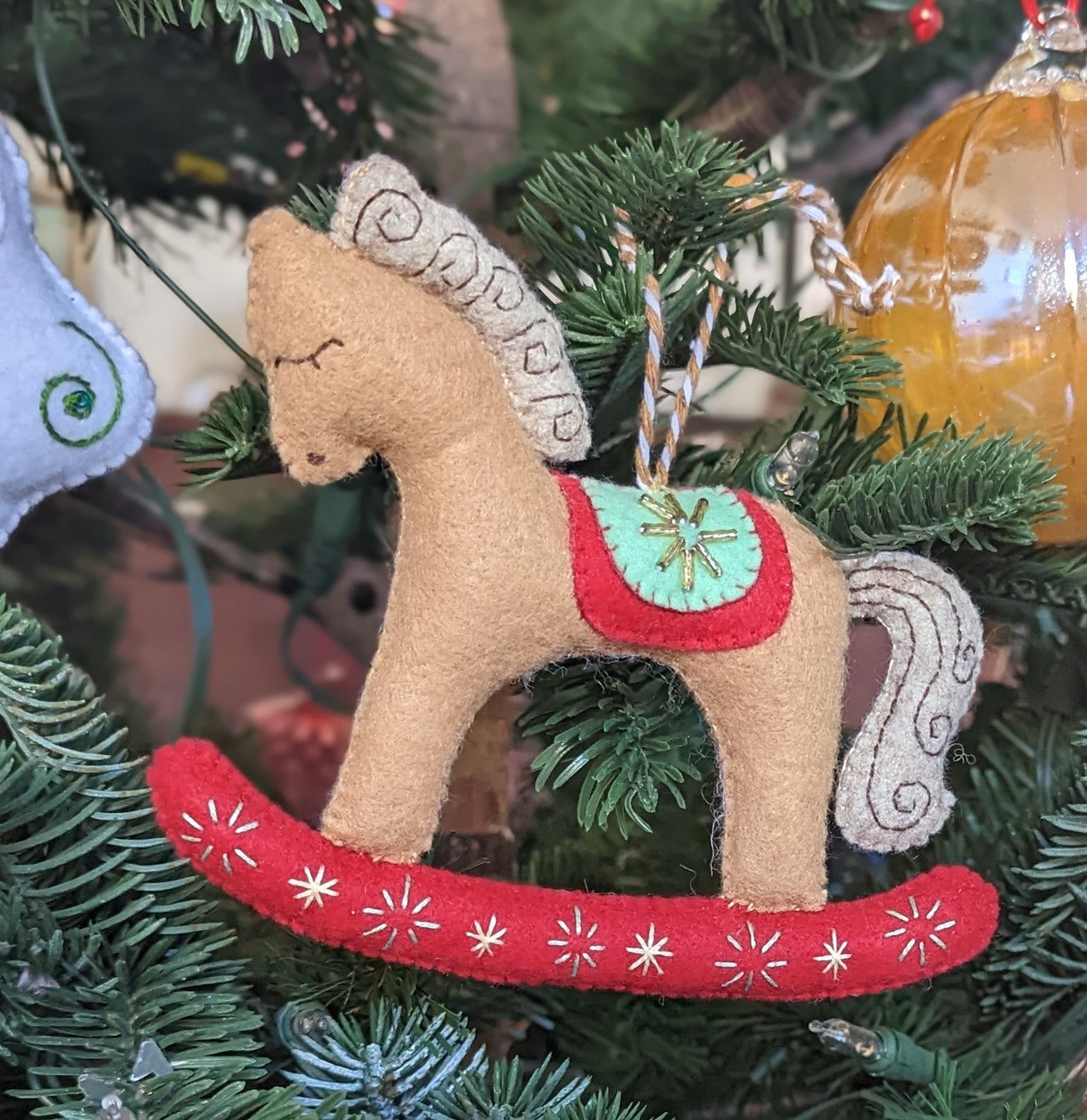 Le cheval à bascule perlé 🇫🇷